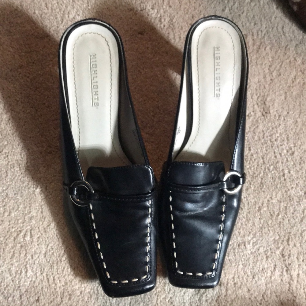 Women’s small heel black dress shoe with detail